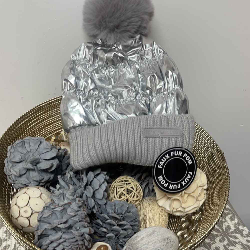 NWOT🌼🌺🌸💐 STEVE MADDEN METALLIC SILVER KNIT PUFF HAT